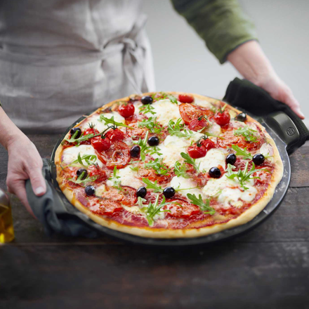Pierre à pizza rainurée Émile Henry – Rouge – Ø37 cm