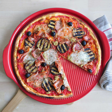 Pierre à pizza rainurée Émile Henry – Rouge – Ø37 cm